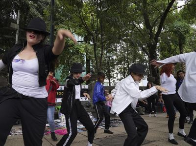 Fans Michael Jackson Nari Bareng Peringati 15 Tahun Kematian Sang Raja Pop