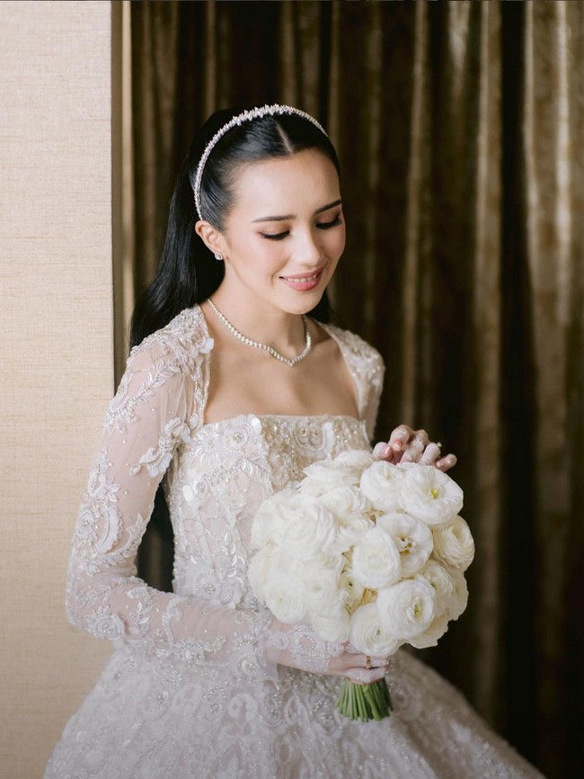 Gaun mewah hanya perlu diberi sedikit sentuhan lagi dengan perhiasan bergaya simple namun tetap memukau. Satu set perhiasan berlian dari Adelle Jewellery menyempurnakan gaya klasik dan glamor. Foto: Instagram/@bebytsabina @venemapictures