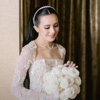 Gaun mewah hanya perlu diberi sedikit sentuhan lagi dengan perhiasan bergaya simple namun tetap memukau. Satu set perhiasan berlian dari Adelle Jewellery menyempurnakan gaya klasik dan glamor. Foto: Instagram/@bebytsabina @venemapictures