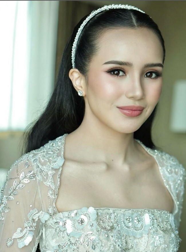 Sapuan kuas dari tangan makeup artist Evalovira melengkapi penampilan Beby Tsabina di hari bahagianya. Makeup soft glam dengan fokus pada area mata dan blush on pink semakin menonjolkan kecantikannya. Foto: Instagram/@bebytsabina @venemapictures