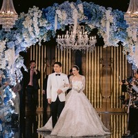 Suami Beby, Rizki Natakusumah, pun tampil istimewa. Anggota DPR ini mengenakan busana formal berupa setelan jas hitam putih dengan dasi kupu-kupu dari koleksi Wong Hang Tailor. Foto: Instagram/@bebytsabina @venemapictures