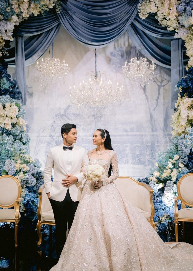 Setelah melangsungkan prosesi ijab qabul, pernikahan Beby Tsabina dan Rizki Natakusumah berlanjut ke pesta resepsi. Busana aktris 21 tahun ini berganti dari baju adat Aceh ke gaun bergaya Eropa. Foto: Instagram/@bebytsabina @venemapictures