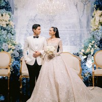 Setelah melangsungkan prosesi ijab qabul, pernikahan Beby Tsabina dan Rizki Natakusumah berlanjut ke pesta resepsi. Busana aktris 21 tahun ini berganti dari baju adat Aceh ke gaun bergaya Eropa. Foto: Instagram/@bebytsabina @venemapictures