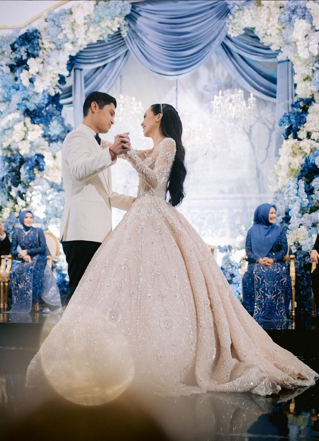 Bintang film ‘Dear Nathan’ ini mempercayakan desainer Monica Ivena untuk merancang gaun resepsinya. Gaya bak princess menjadi inspirasi gaun model ballgown dengan rok bervolume nan dramatis. Foto: Instagram/@bebytsabina @venemapictures