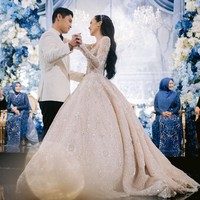 Bintang film ‘Dear Nathan’ ini mempercayakan desainer Monica Ivena untuk merancang gaun resepsinya. Gaya bak princess menjadi inspirasi gaun model ballgown dengan rok bervolume nan dramatis. Foto: Instagram/@bebytsabina @venemapictures