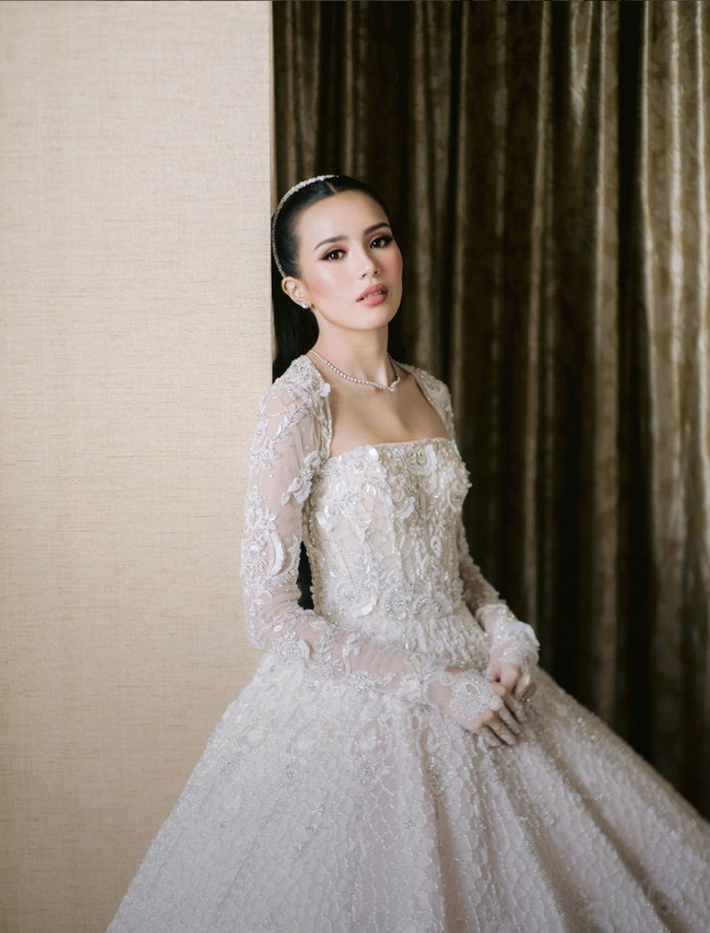 Gaun dengan model square neckline mengaksentuasi leher jenjang Beby Tsabina. Detail bordir dan ribuan kristal yang dijahit dengan tangan mempertegas aura glamor sekaligus elegan. Foto: Instagram/@bebytsabina @venemapictures