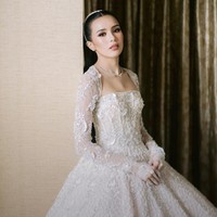 Gaun dengan model square neckline mengaksentuasi leher jenjang Beby Tsabina. Detail bordir dan ribuan kristal yang dijahit dengan tangan mempertegas aura glamor sekaligus elegan. Foto: Instagram/@bebytsabina @venemapictures