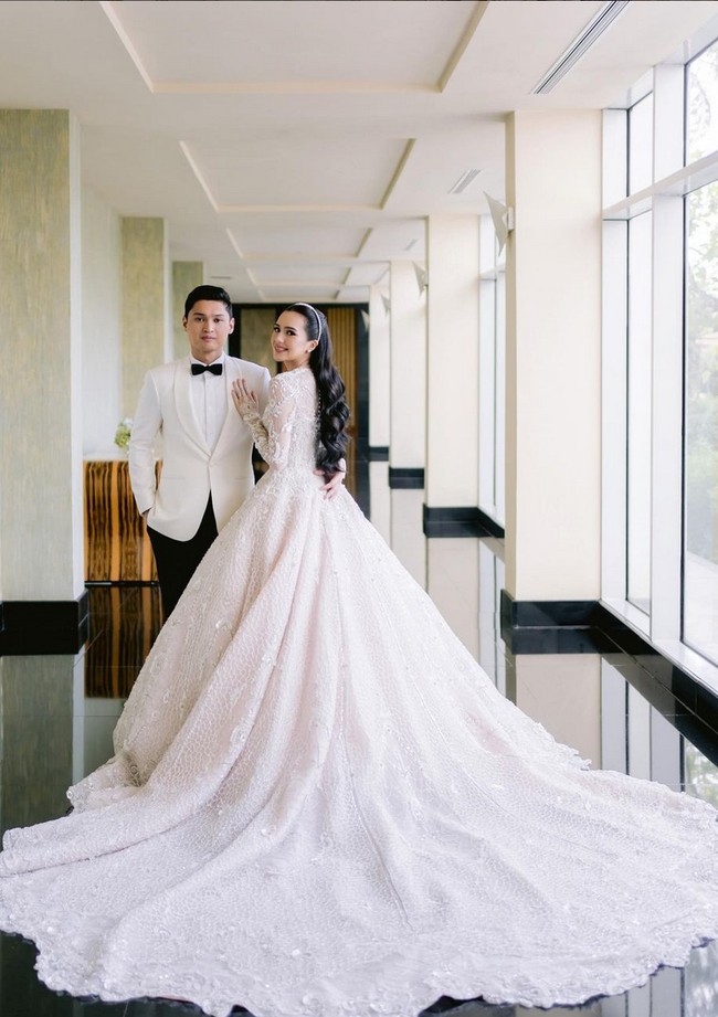 Mengenakan gaun karya Monica, Beby Tsabina merasa seperti seorang putri dalam semalam. “Terima kasih @monicaivena telah mewujudkan Gaun Pengantin Impianku. Saya merasa seperti seorang putri,” pujinya di Instagram. Foto: Instagram/@bebytsabina @venemapictures