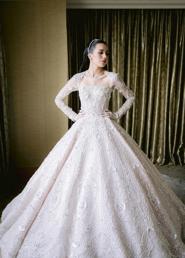 Tampil seperti putri raja sudah jadi pernikahan impian Beby Tsabina. Monica Ivena mewujudkan mimpinya dalam rancangan gaun mewah yang sarat detail dengan motif baroque klasik. Foto: Instagram/@bebytsabina @venemapictures