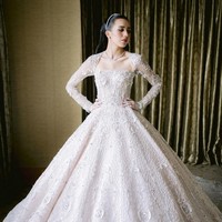 Tampil seperti putri raja sudah jadi pernikahan impian Beby Tsabina. Monica Ivena mewujudkan mimpinya dalam rancangan gaun mewah yang sarat detail dengan motif baroque klasik. Foto: Instagram/@bebytsabina @venemapictures