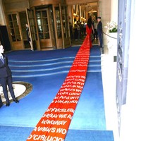 Dua hari sebelumnya di lokasi yang sama, Katy unjuk kebolehan berlenggang di catwalk dengan gaun ‘bolong-bolong’ saat perhelatan ‘Vogue World: Paris’. Penasaran seperti apa gaya berikutnya di Paris? (Foto: Neil Mockford/GC Images)