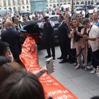 Tak berhenti di situ, penampilan maksimal Katy berlanjut lewat kain panjang yang mengikutinya saat hendak berjalan ke lobi hotel. Gaun tersebut ternyata dilengkapi train atau ekor dramatis. (Foto: Neil Mockford/GC Images)
