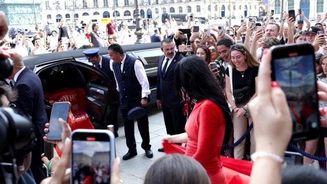 Potongan gaun yang jatuh di pangkal paha sukses mempertegas aura seksi ibu satu anak itu. Stocking dan stiletto runcing serba hitam ikut menyempurnakan gayanya. (Foto: Neil Mockford/GC Images)