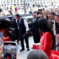 Potongan gaun yang jatuh di pangkal paha sukses mempertegas aura seksi ibu satu anak itu. Stocking dan stiletto runcing serba hitam ikut menyempurnakan gayanya. (Foto: Neil Mockford/GC Images)