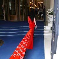 Lirik-lirik tersebut ditulis dalam huruf berwarna putih. Berikut petikan kalimatnya, “She’s a winner, champion/Superhuman, Number One/She’s a sister, she’s mother. Open your eyes, just look around and you’ll discover/You know/It’s a woman’s world and you’re lucky to be living in it.”(Foto: Neil Mockford/GC Images)