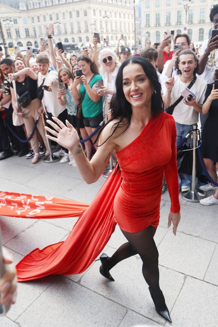Gaya Katy Perry di Paris Fashion Week Couture Fall Winter 2025 PARIS, FRANCE - JUNE 25: Katy Perry arrives at The Ritz Hotel in a stretch limousine during the Haute Couture Fall/Winter 2024/25 as part of Paris Fashion Week on June 25, 2024 in Paris, France. (Photo by Neil Mockford/GC Images)
