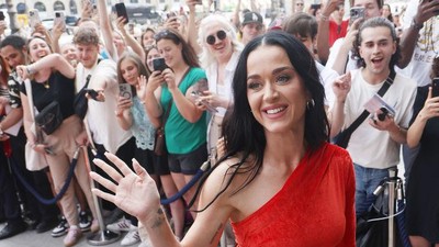 Foto: Katy Perry Pakai Gaun Balenciaga 152 Meter, Dihiasi Lirik Lagu Baru