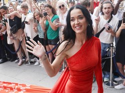 Foto: Katy Perry Pakai Gaun Balenciaga 152 Meter, Dihiasi Lirik Lagu Baru