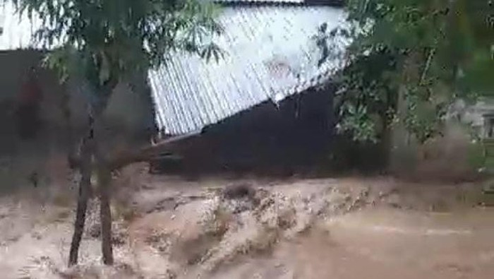 Banjir bandang menerjang 4 kecamatan di Kabupaten Gorontalo, Provinsi Gorontalo.