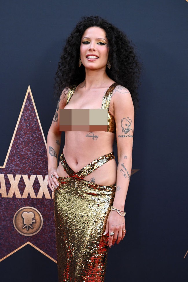 Pelantun lagu ‘New Americana’ ini menambah kesan glamor pada penampilannya dengan tatanan rambut keriting mengembang. Foto: Gilbert Flores/ Variety via Getty Images