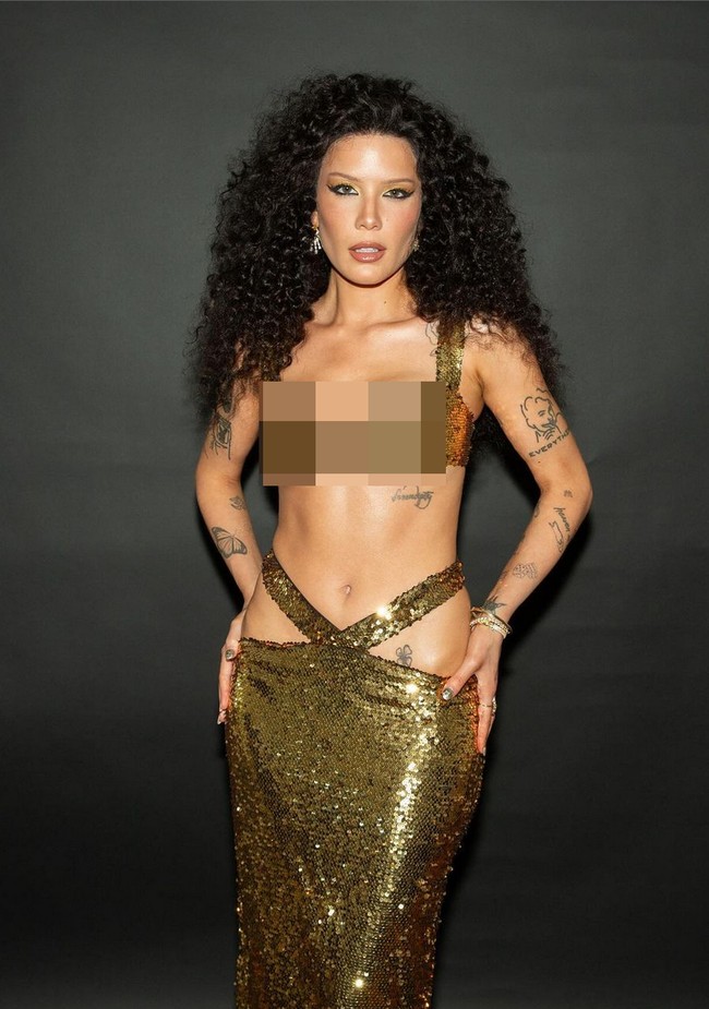 Wajahnya dirias dengan makeup bold yang menonjolkan area mata. Sementara bibirnya dipulas lipsitk nude cokelat. Foto: Instagram/@iamhalsey