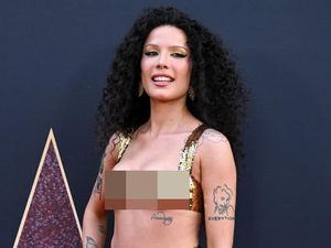 7 Gaya Sexy-Glam Halsey, Tampil Perdana di Publik Setelah Diagnosa Lupus