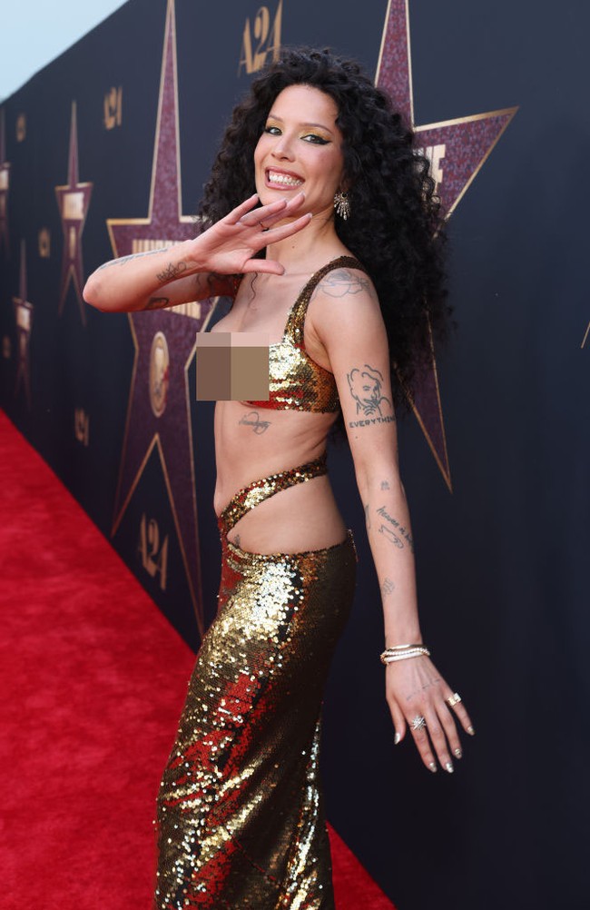 Halsey tampak percaya diri berpose di red carpet. Dia bahkan terlihat selalu melempar senyum dan berpose atraktfi di depan fotografer. Foto: Stewart Cook/ Getty Images