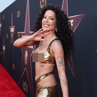 Halsey tampak percaya diri berpose di red carpet. Dia bahkan terlihat selalu melempar senyum dan berpose atraktfi di depan fotografer. Foto: Stewart Cook/ Getty Images