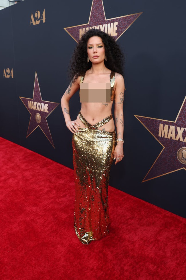 Setelan two-pieces tersebut terdiri dari atasan bra dan rok panjang menyapu lantai dengan detail cut-out di area pinggul. Foto: Stewart Cook/ Getty Images