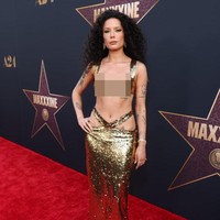 Setelan two-pieces tersebut terdiri dari atasan bra dan rok panjang menyapu lantai dengan detail cut-out di area pinggul. Foto: Stewart Cook/ Getty Images