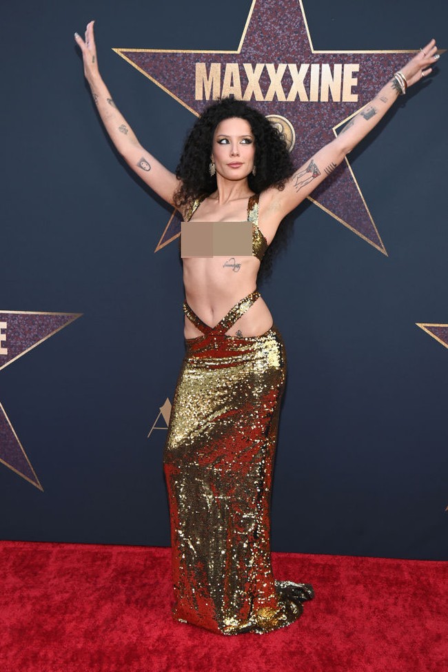 Acara tersebut menandai penampilan publik pertama Halsey sejak terungkap bahwa dia didiagnosa menderita Lupus dan kelainan Limfoproliferatif sel T yang langka pada 2022. Foto: Araya Doheny/FilmMagic