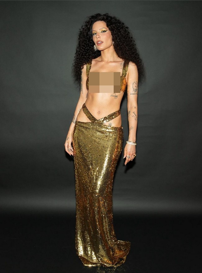 Halsey tampil maksimal di pemutaran perdana film barunya, ‘MaXXXine’, di TCL Chinese Theatre, California, AS, pada Senin (24/6/2024). Dia mengenakan busana berpayet emas dari koleksi Bronx and Banco. Foto: Instagram/@iamhalsey