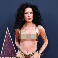 Busana bling-bling itu memperlihatkan perutnya yang ramping dan rata, serta beberpa tato di tulang rusuk dan area pelvis. Foto: Gilbert Flores/ Variety via Getty Images