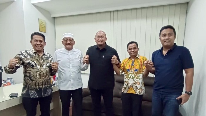 Wali Kota Padang incumbent, Hendri Septa, dan Ketua Fraksi Gerindra DPRD Sumbar, Hidayat, dipasangkan menuju Pilwalkot Padang 2024.