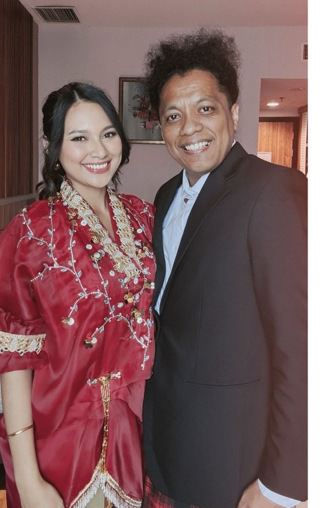 Arie dan Indah tampil kompak mengenakan busana adat. Indah tampil dalam balutan busana adat Bugis berwarna merah. Sementara Arie mengenakan kemeja putih dipadukan dengan jas hitam dan sarung kotak-kotak berwarna merah dan hitam. Foto: Instagram/@indaahpermatas