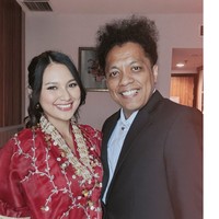 Arie dan Indah tampil kompak mengenakan busana adat. Indah tampil dalam balutan busana adat Bugis berwarna merah. Sementara Arie mengenakan kemeja putih dipadukan dengan jas hitam dan sarung kotak-kotak berwarna merah dan hitam. Foto: Instagram/@indaahpermatas