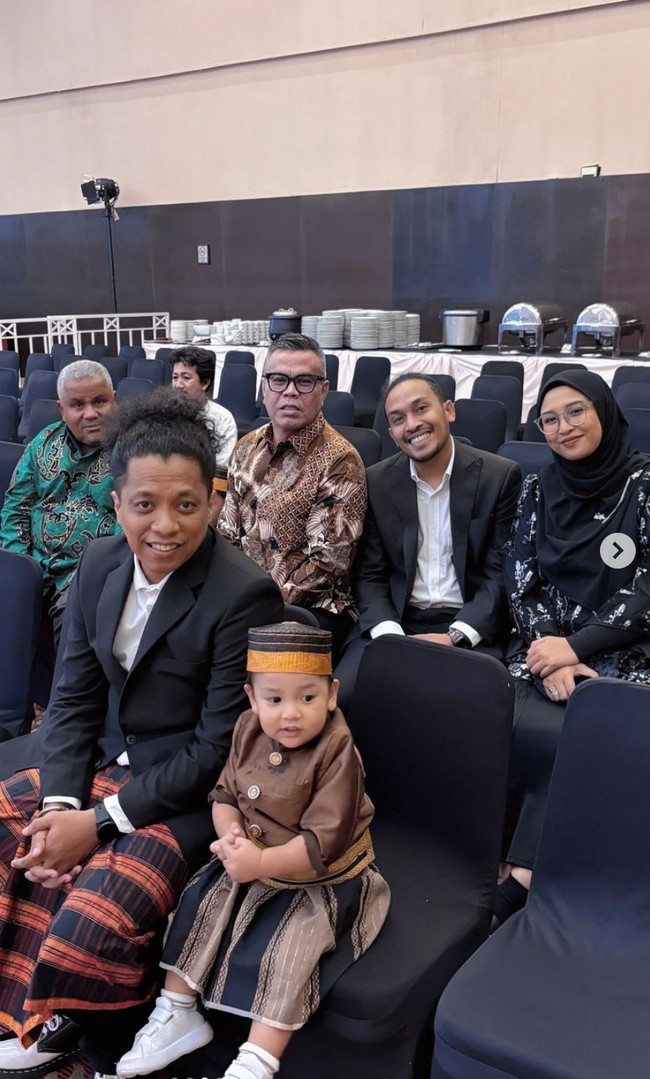 Kehadiran putra Arie dan Indah, Naka, juga tak kalah mencuri atensi. Duduk di sebelah sang ayah, Naka terlihat menggemaskan mengenakan pakaian adat Sulawesi lengkap dengan penutup kepala. Foto: Instagram/@indaahpermatas