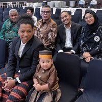 Kehadiran putra Arie dan Indah, Naka, juga tak kalah mencuri atensi. Duduk di sebelah sang ayah, Naka terlihat menggemaskan mengenakan pakaian adat Sulawesi lengkap dengan penutup kepala. Foto: Instagram/@indaahpermatas