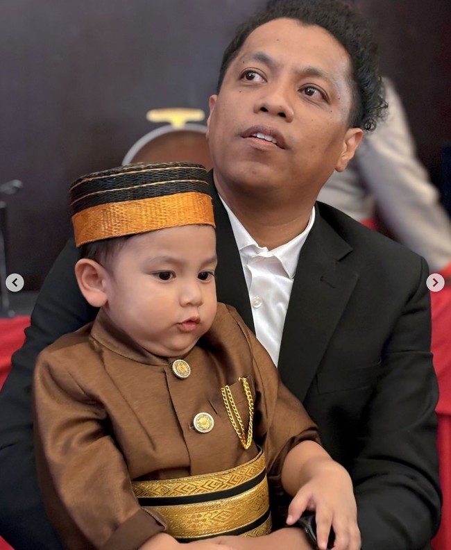 Paras tampan Naka juga banjir pujian netizen. “Naka ganteng bangt sih,” komentar salah seorang netizen. “Salfok sama si gemoy ganteng,” tambah netizen lain. Foto: Instagram/@indaahpermatas