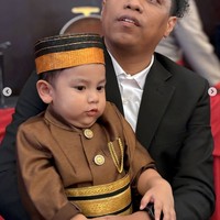 Paras tampan Naka juga banjir pujian netizen. “Naka ganteng bangt sih,” komentar salah seorang netizen. “Salfok sama si gemoy ganteng,” tambah netizen lain. Foto: Instagram/@indaahpermatas