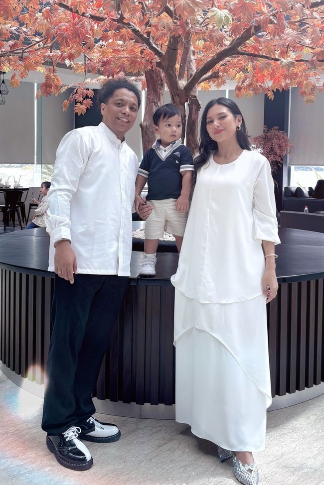 Di look berbeda Naka tampil lebih casual dengan mengenakan kemeja dipadukan celana pendek. Sementara Arie dan Indah kompak berbusana berwarna putih. Foto: Instagram/@indaahpermatas