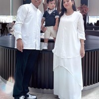 Di look berbeda Naka tampil lebih casual dengan mengenakan kemeja dipadukan celana pendek. Sementara Arie dan Indah kompak berbusana berwarna putih. Foto: Instagram/@indaahpermatas