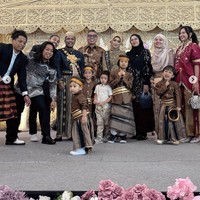 Indah Permatasari dan Arie Kriting turut hadir di acara pernikahan komika Mamat Alkatiri dan Nafha Firah pada Senin (24/6/24). Digelar di Ballroom Grand Hotel Maleo Mamuju, Sulawesi Barat, acara tersebut tampak ramai dihadiri keluarga, kerabat, serta rekan-rekan komikanya. Foto: Instagram/@indaahpermatas