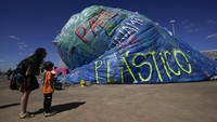 Masyarakat melihat instalasi bertajuk Tsunami Plastik di sela-sela pertemuan Zero Waste yang diselenggarakan Museum Nasional Republik di Brasilia, Brasil, Selasa (25/6/2024).