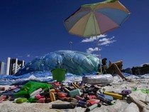 Instalasi Tsunami Plastik Jadi Peringatan di Pantai Brasil