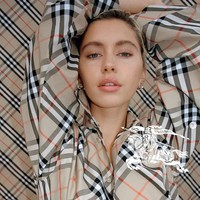 Tumbuh di lingkungan elit Primrose Hill di London Utara, Iris selalu dikelilingi oleh para selebritas Brit yang terkenal pada masa itu. Orang tuanya dikenal sering mengadakan pesta dengan tetangga artis mereka seperti Noel Gallagher dan istrinya saat itu Meg Matthews, Liam Gallagher dan mantan istrinya Patsy Kensit, serta aktor Rhys Ifans. Foto: Dok. Instagram lirisaw