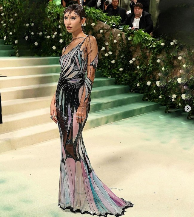 Pada Mei 2024, Iris Law dan Trent Alexander-Arnold pertamakali terlihat di publik bersama. Keduanya tampak berjalan sambil memegang segelas kopi di London, Inggris. Foto: Dok. Instagram lirisaw