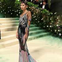 Pada Mei 2024, Iris Law dan Trent Alexander-Arnold pertamakali terlihat di publik bersama. Keduanya tampak berjalan sambil memegang segelas kopi di London, Inggris. Foto: Dok. Instagram lirisaw