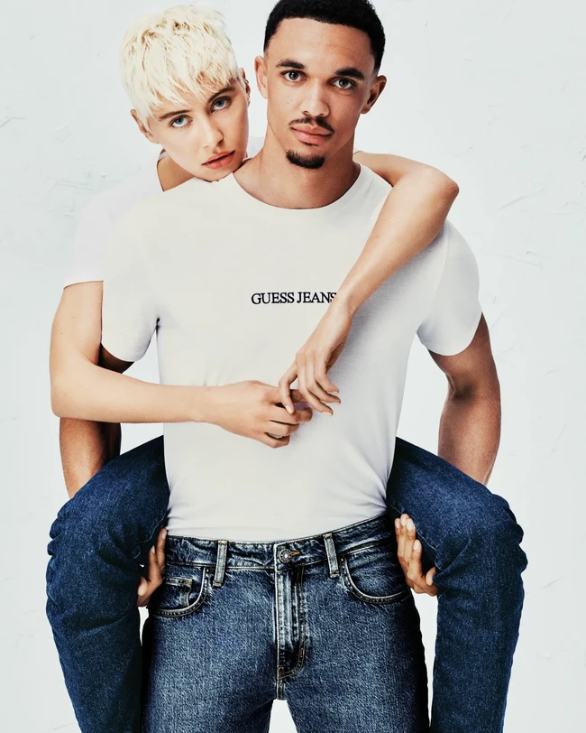 Iris Law dan Trent Alexander-Arnold menjalin kedekatan setelah bertemu saat pemotretan untuk Guess Jeans. Keduanya tampil sebagai model dan berpose mesra. Pesepakbola 25 tahun itu berpose menggendong Iris di belakang. Foto: Dok. Instagram lirisaw