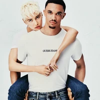 Iris Law dan Trent Alexander-Arnold menjalin kedekatan setelah bertemu saat pemotretan untuk Guess Jeans. Keduanya tampil sebagai model dan berpose mesra. Pesepakbola 25 tahun itu berpose menggendong Iris di belakang. Foto: Dok. Instagram lirisaw